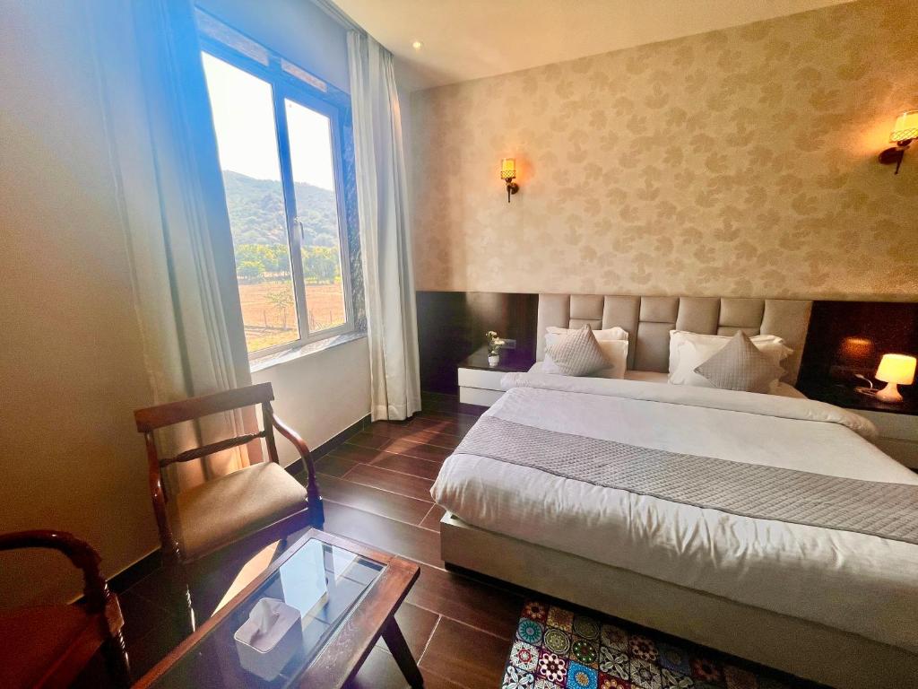 Postel nebo postele na pokoji v ubytování Hotel 777 Pushkar By Sitara Group -- ! swimming pool ! big parking ! lawn with bonfire ! lavish & luxury AC rooms ! top rated ! most awarded ! best selling ! prime location ! property of the year !