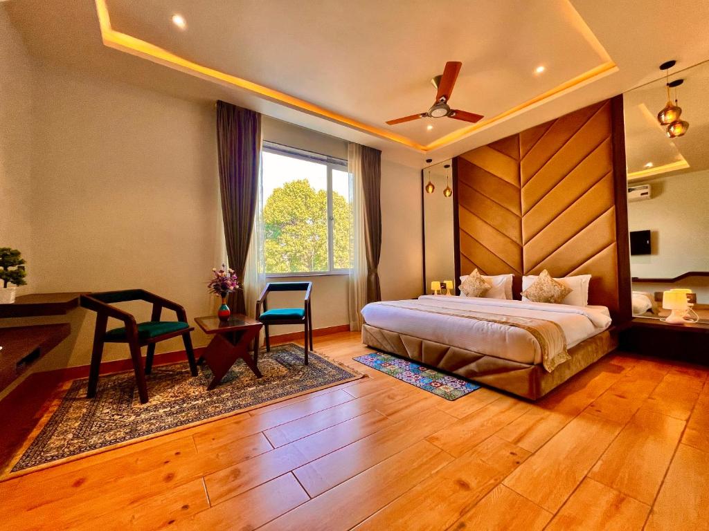 Postel nebo postele na pokoji v ubytování Hotel 777 Pushkar By Sitara Group -- ! swimming pool ! big parking ! lawn with bonfire ! lavish & luxury AC rooms ! top rated ! most awarded ! best selling ! prime location ! property of the year !