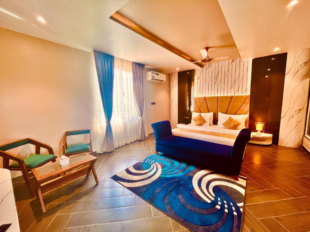 Postel nebo postele na pokoji v ubytování Hotel 777 Pushkar By Sitara Group -- ! swimming pool ! big parking ! lawn with bonfire ! lavish & luxury AC rooms ! top rated ! most awarded ! best selling ! prime location ! property of the year !