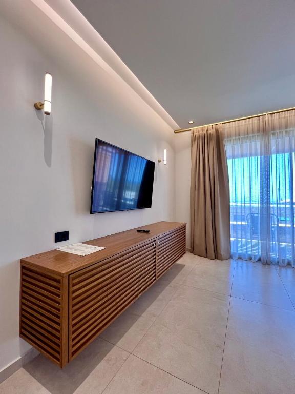TV a/nebo společenská místnost v ubytování Anaxo Resort
