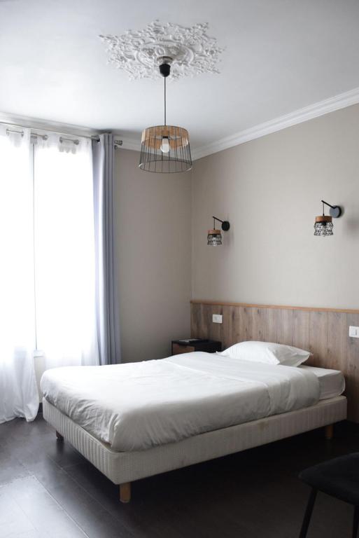 Postel nebo postele na pokoji v ubytování Hôtel Résidence Champerret