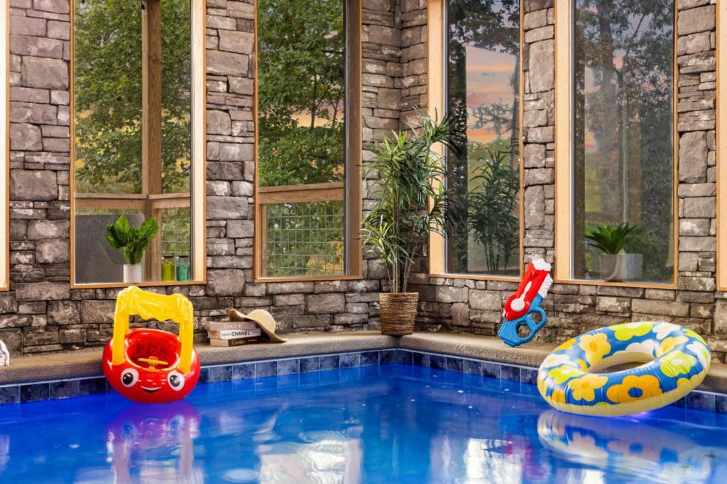 Bazén v ubytování Hidden Gem Masterpiece By Ghosal Luxury Lodging nebo v jeho okolí