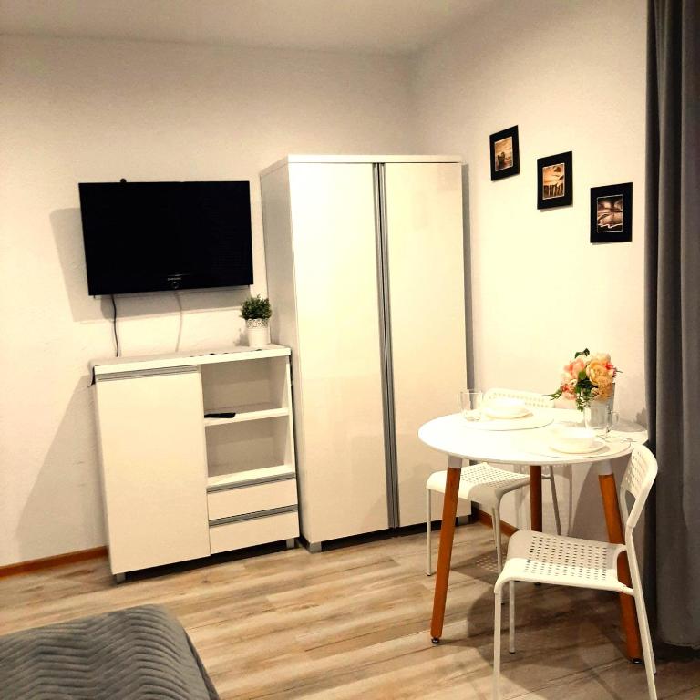 Televízia a/alebo spoločenská miestnosť v ubytovaní Domki letniskowe i pokoje u Katarzyny