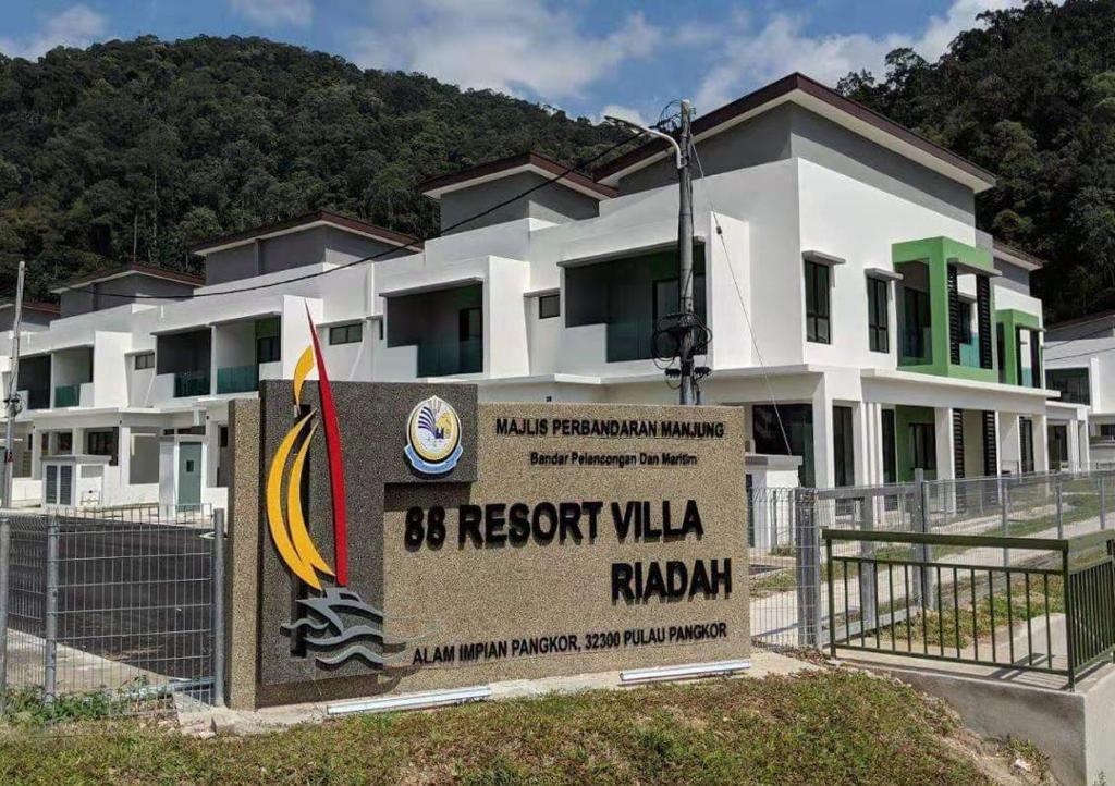 a building with a sign in front of it at 74 pangkorocean villa88 in Kampong Sungai Udang