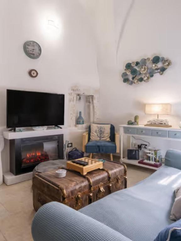 a living room with a couch and a fireplace at La chiave di Philoxenia in Ostuni