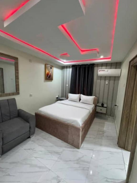 Llit o llits en una habitació de Iris Chen Hotel and Suites