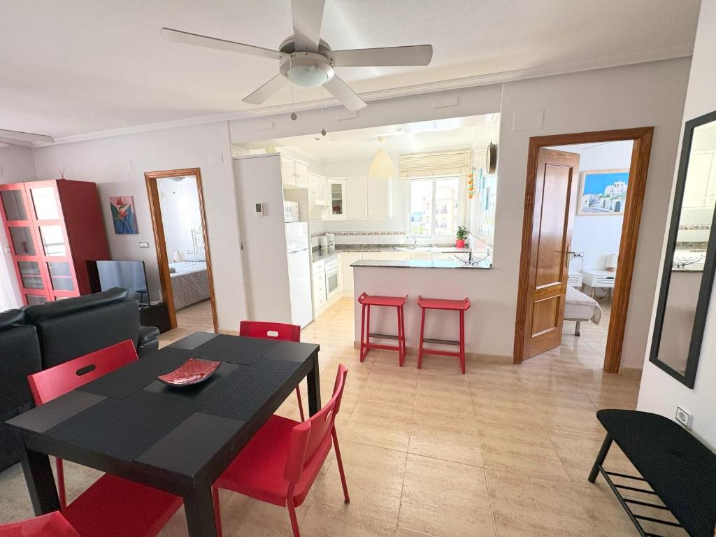 un salon et une salle à manger avec une table et des chaises dans l'établissement Apartamento VICTORIA Cabo Roig, à Orihuela Costa