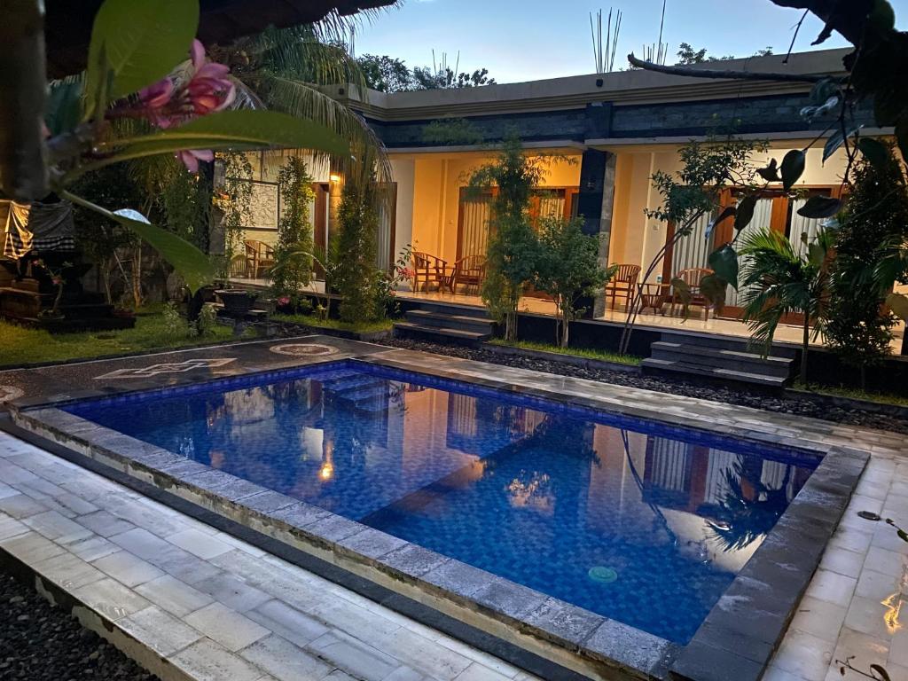 Kolam renang di atau dekat dengan Villa Indah Anugrah