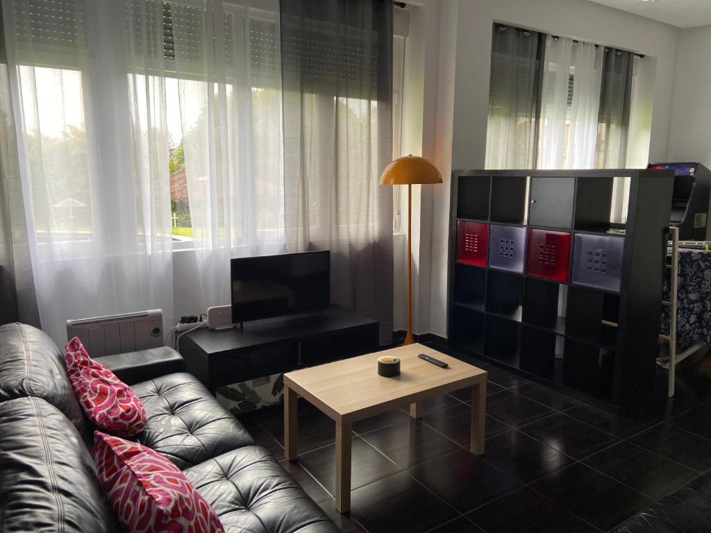 ein Wohnzimmer mit Sofa und Tisch in der Unterkunft La herradura de San Pedro II in Arenas de San Pedro