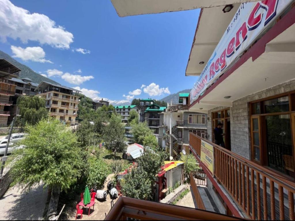 Nespecifikovaný výhled na hory nebo výhled na hory při pohledu z hotelu