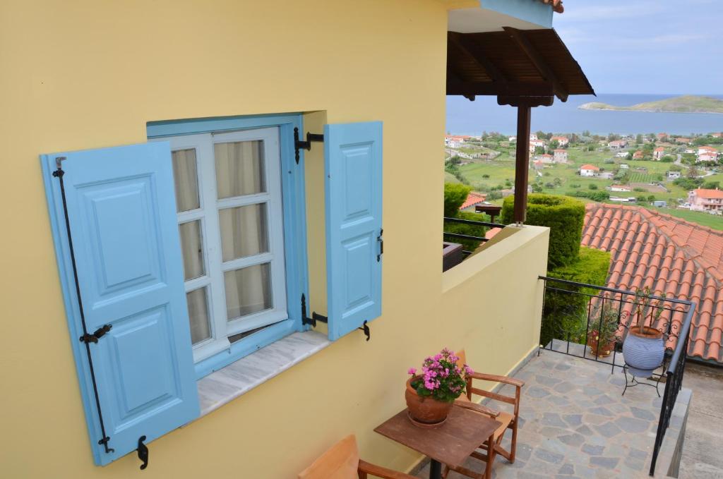 Un balcon sau o terasă la Hotel Dina - Ξενοδοχείο Ντινα