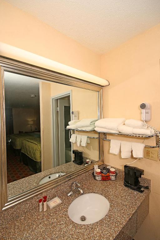 Ramada by Wyndham Wytheville - Habitación Doble Con Dos Camas Dobles - Fumadores