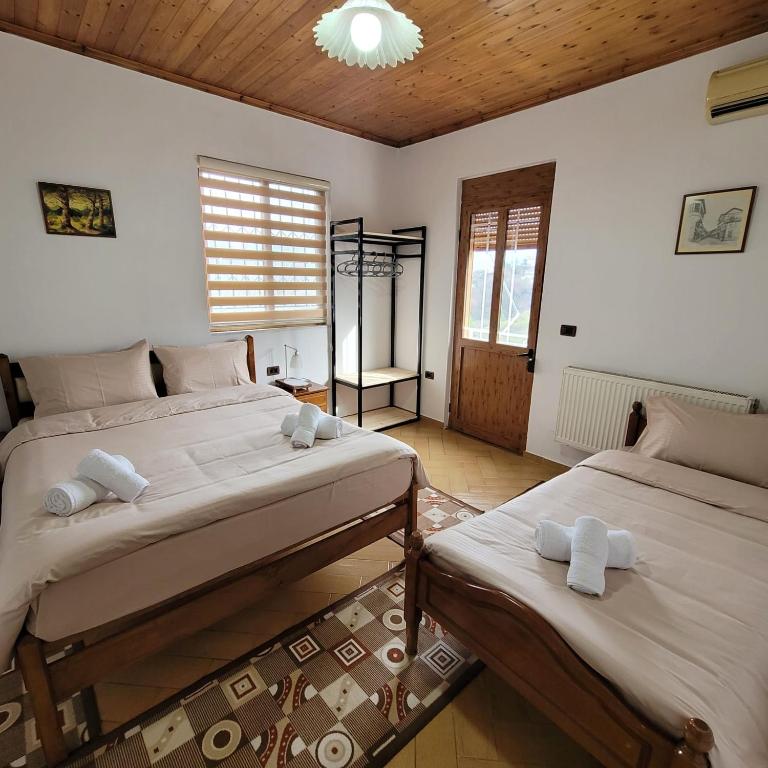 Postel nebo postele na pokoji v ubytování Jona Guest house