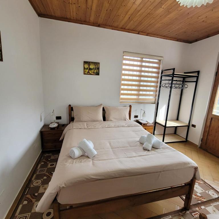 Postel nebo postele na pokoji v ubytování Jona Guest house