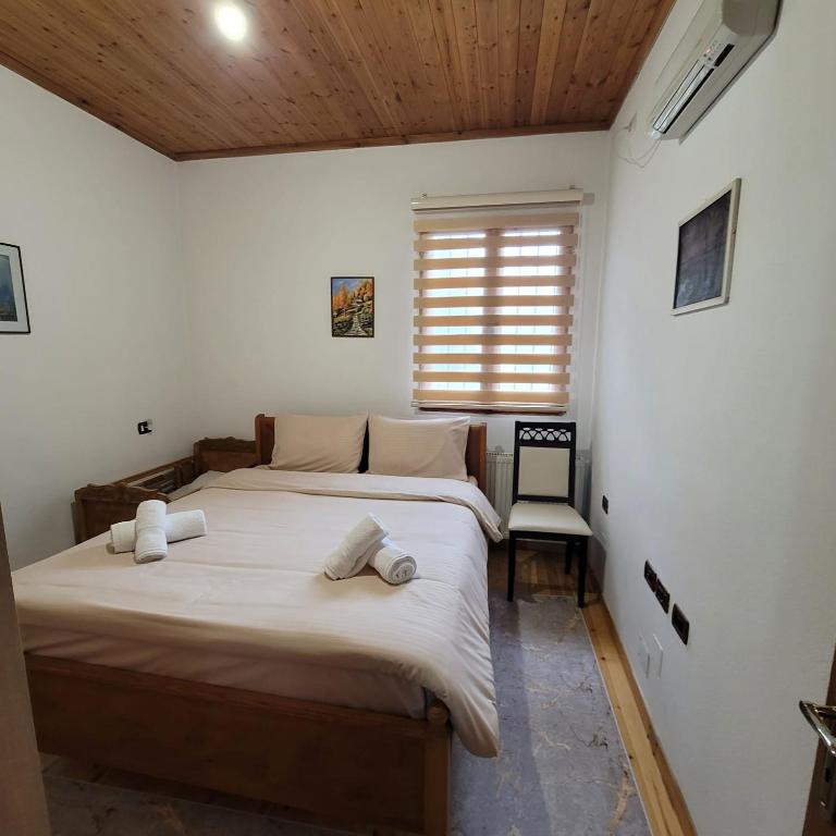 Postel nebo postele na pokoji v ubytování Jona Guest house