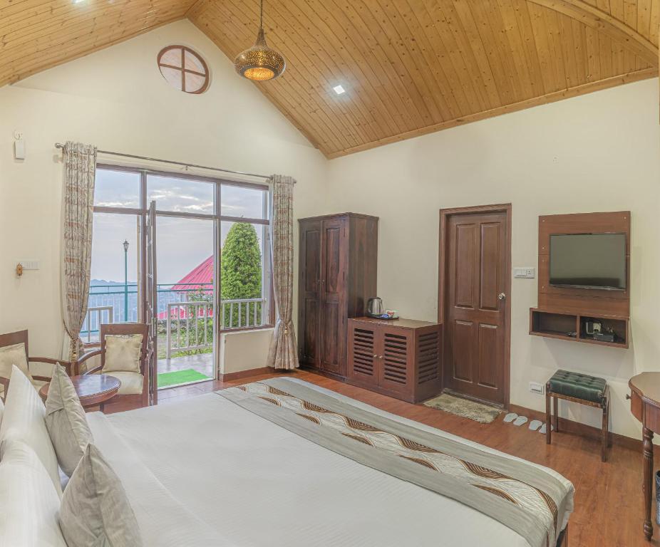 TV a/nebo společenská místnost v ubytování Echor - The Koti Village Resort Kufri