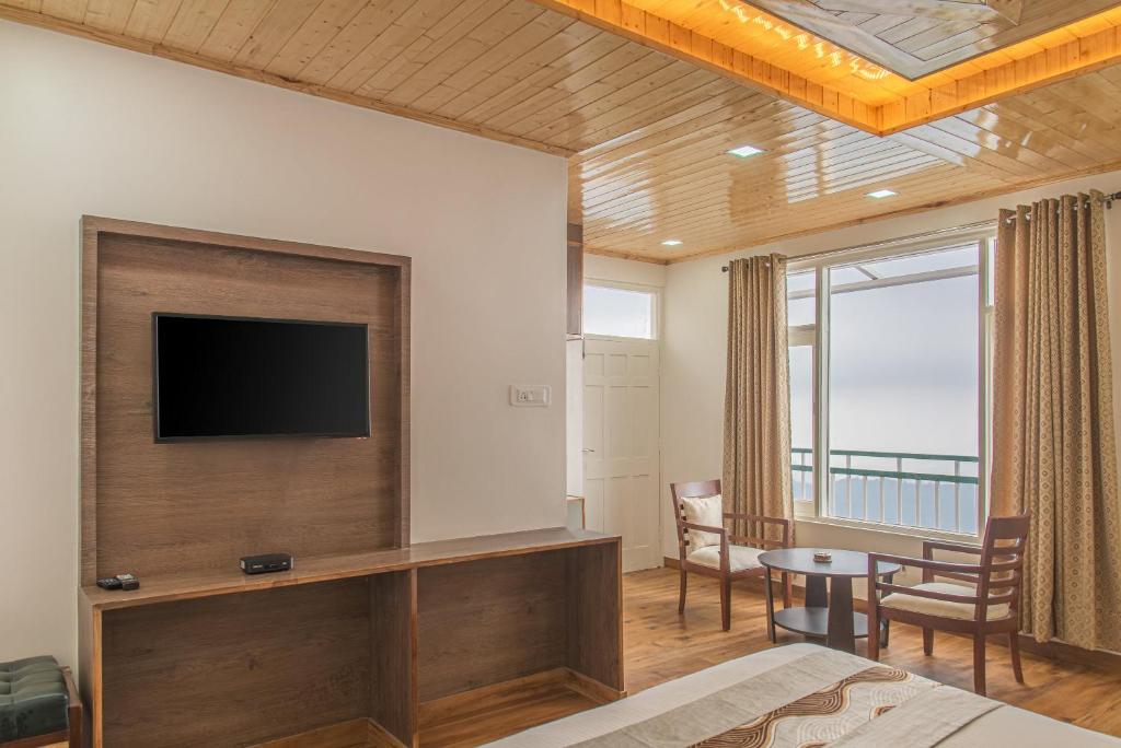 TV a/nebo společenská místnost v ubytování Echor - The Koti Village Resort Kufri