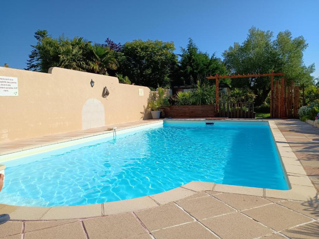 une piscine dans l'arrière-cour d'une maison dans l'établissement les figuiers et les rosiers proche puy du fou, à Saint-Germain-de-Prinçay