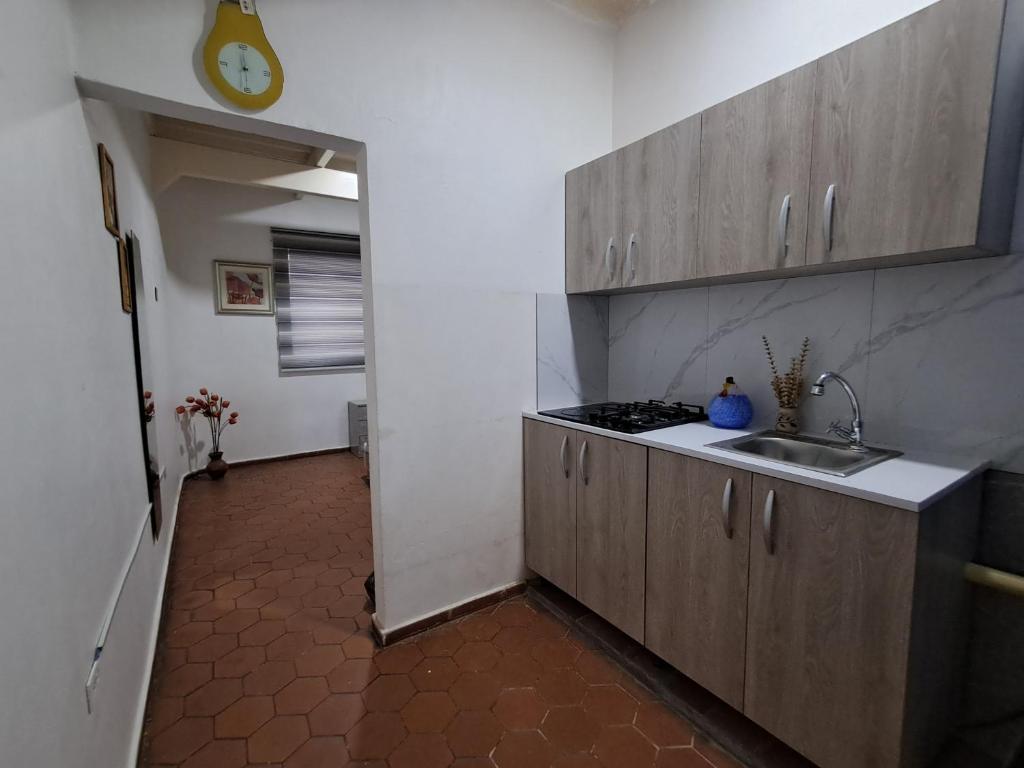 eine Küche mit Spüle und Arbeitsplatte in der Unterkunft Apto Comodo cerca de Centro de Puerto La Cruz in Puerto La Cruz