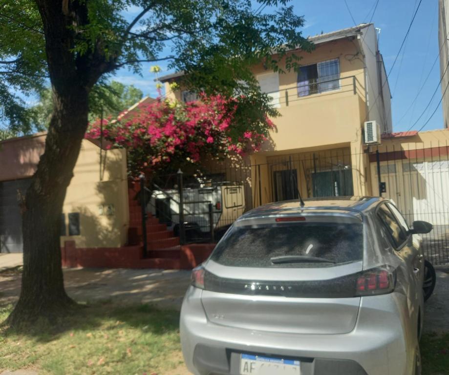 une voiture en argent garée devant une maison dans l'établissement Alojamiento temporario 2, à Lanús