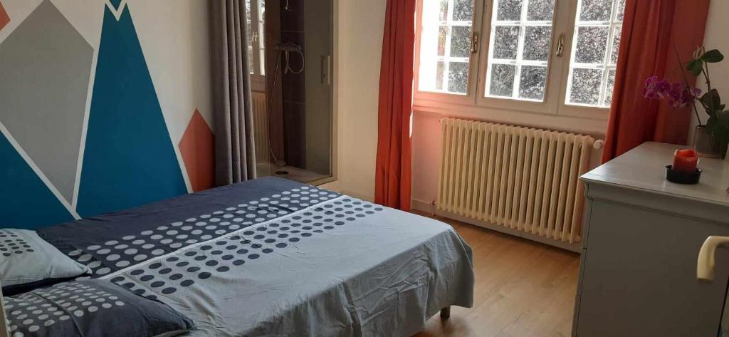 Posteľ alebo postele v izbe v ubytovaní La Villa Milo - Maison de vacances 6personnes #Clim #Piscine #CitéeMédiévale