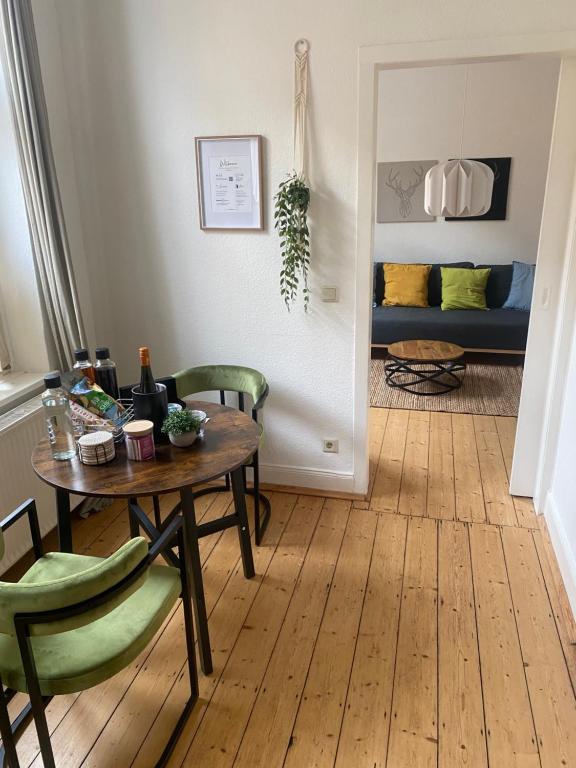 ein Wohnzimmer mit einem Tisch, Stühlen und einem Bett in der Unterkunft Sustainable Living - Haus Frieda in Bonn