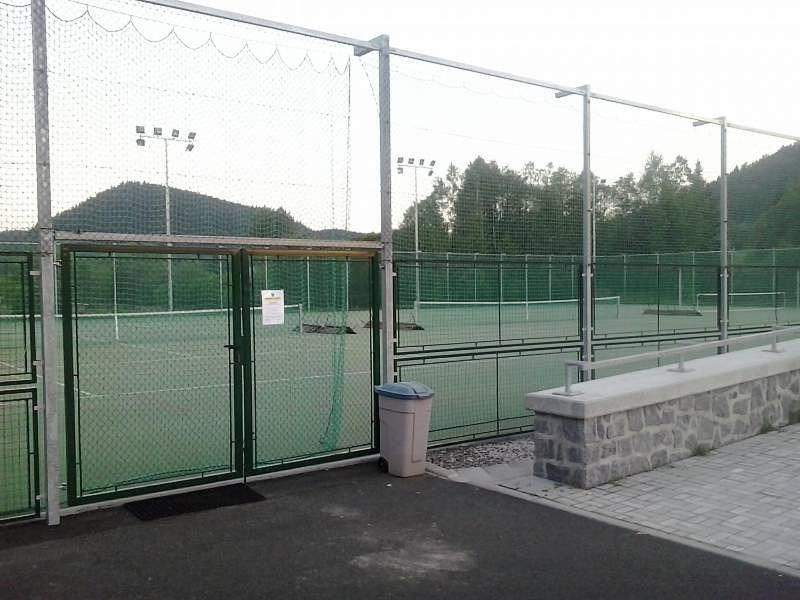 Tenis a/nebo squash v ubytování Apartmán u Hovorků nebo okolí