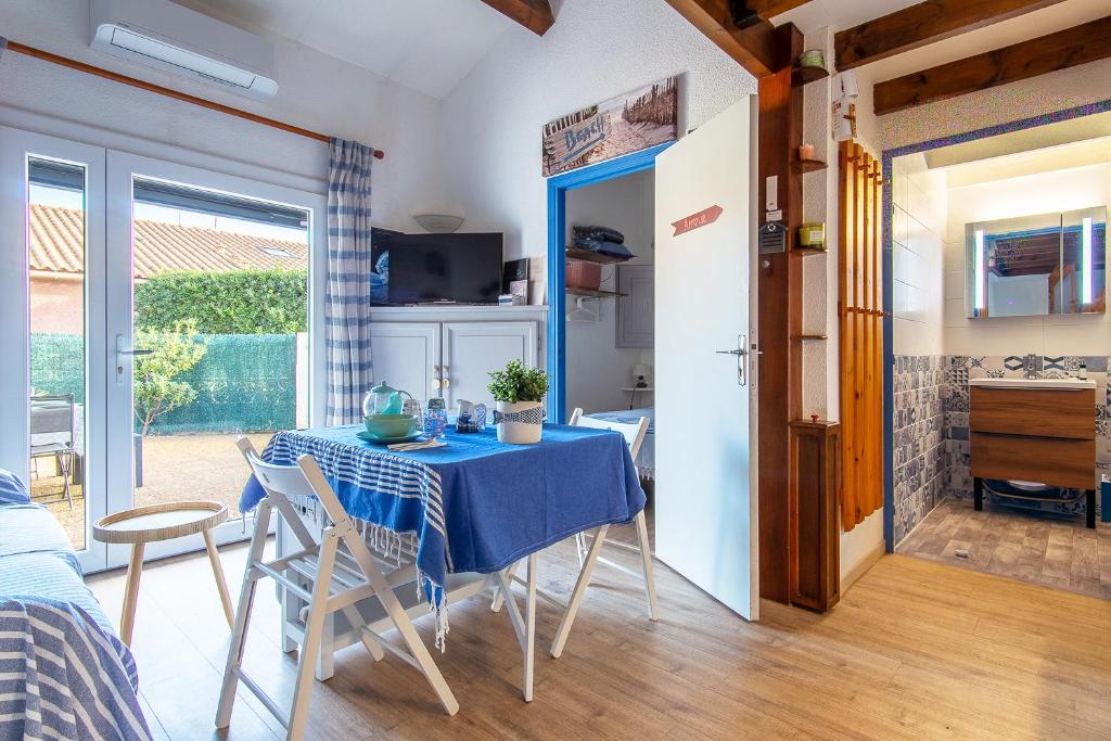 une petite salle à manger avec une table bleue et des chaises dans l'établissement La Casa Di Benedetta, à Portiragnes