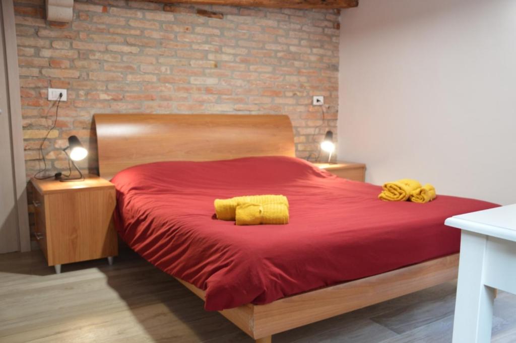 Giường trong phòng chung tại appartamento con corte privata