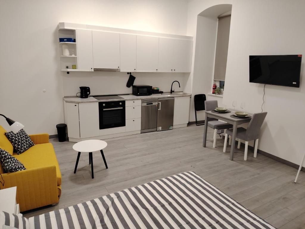 Una sala de estar con cocina y comedor. en Studio apartment Andre, en Rijeka