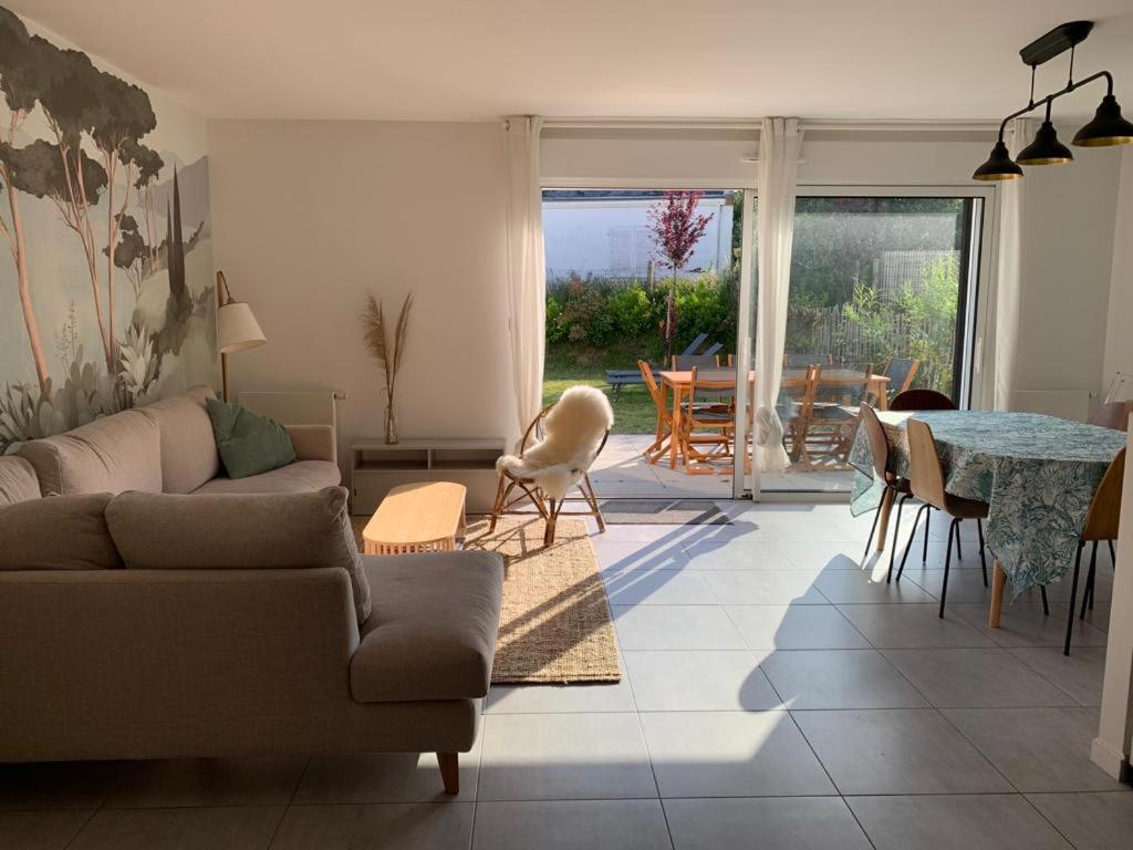 カルナックにあるMaison idéalement située entre plages et commercesのソファとテーブルのあるリビングルーム
