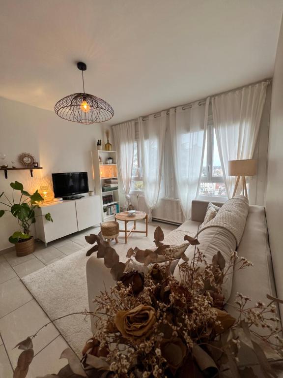 un salon avec un canapé et une table dans l'établissement Le Bellevue - T3 - Gare & Les Jardins Darcy - Parking Free, à Dijon