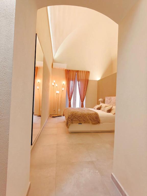 una camera con un letto e un grande specchio di Interno2 a Taranto