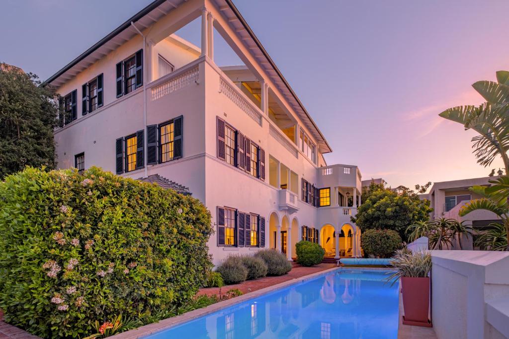 una casa con una piscina di fronte di The Walden Suites a Città del Capo