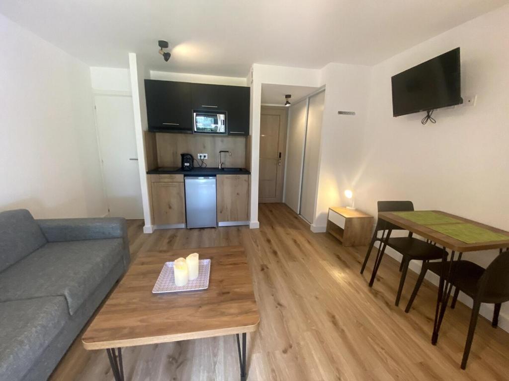 un salon avec un canapé et une table dans l'établissement Studio Corse entre mer et maquis cala rossa, à Lecci