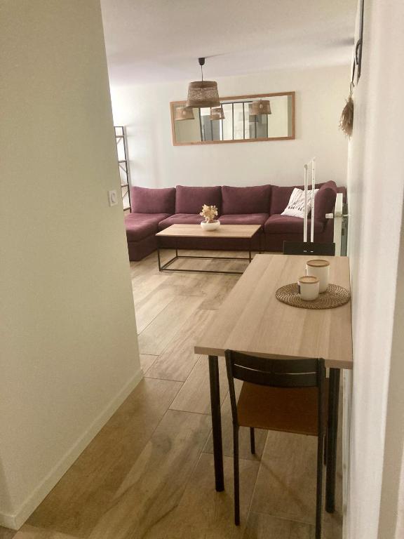 Posezení v ubytování Logement type 2 dans un parc verdoyant