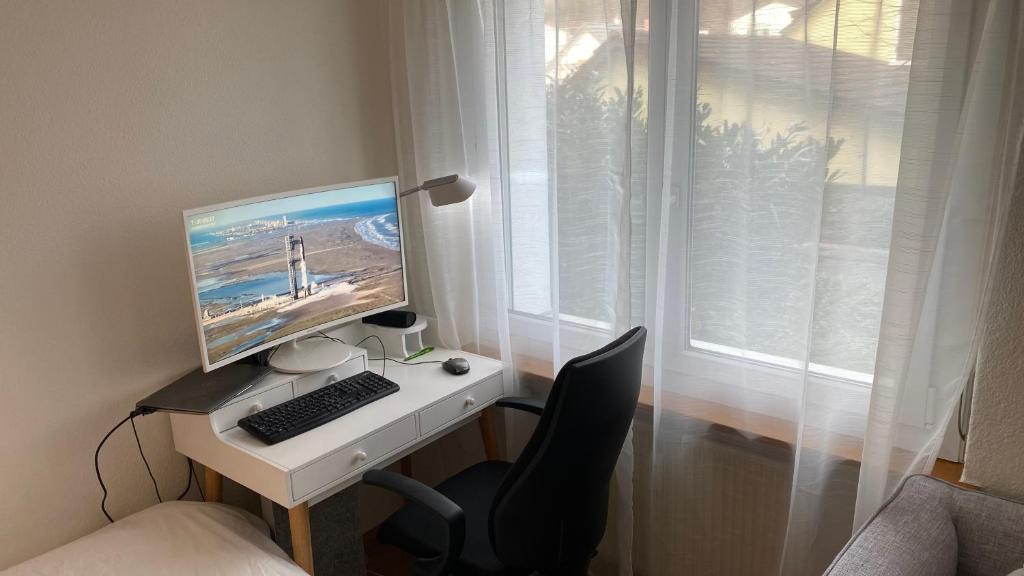TV in/ali zabaviščno središče v nastanitvi Practical Self-Check-in Studio