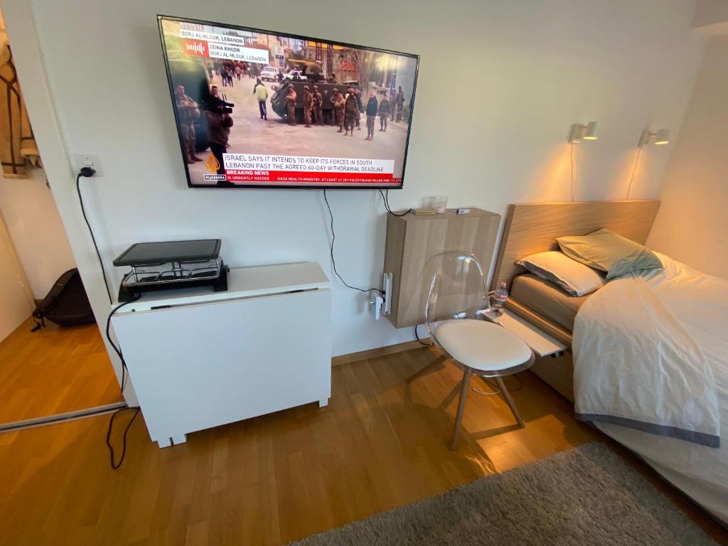 TV in/ali zabaviščno središče v nastanitvi Practical Self-Check-in Studio