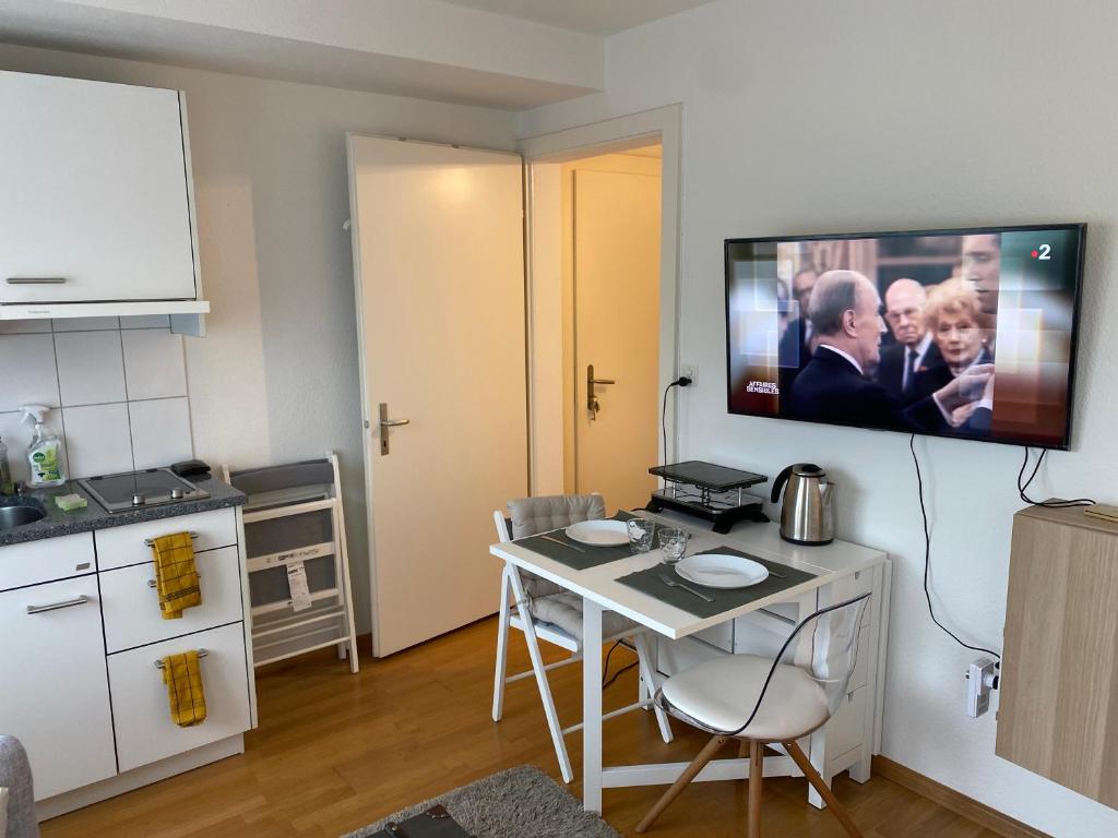 TV in/ali zabaviščno središče v nastanitvi Practical Self-Check-in Studio