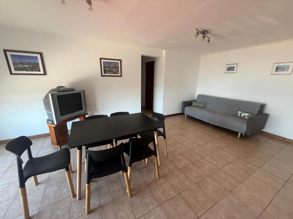 een woonkamer met een tafel en een bank bij Estrada Depto con Vista al Mar, 4 Ambientes in Mar del Plata