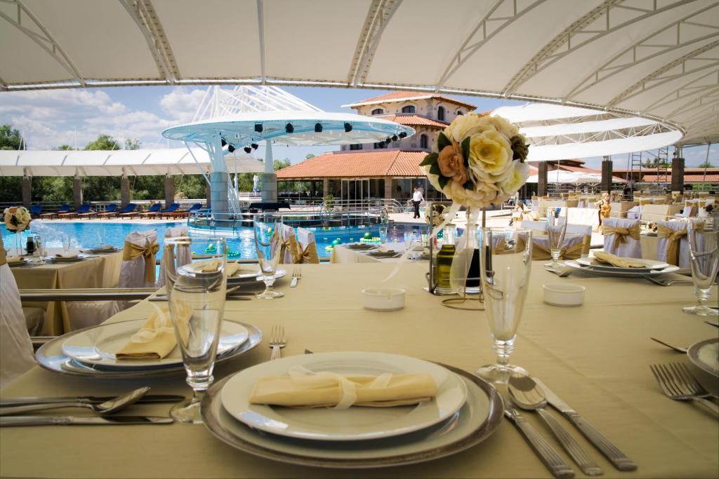 Bazén v ubytování Plavnica Eco Resort nebo v jeho okolí