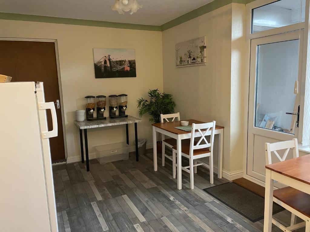 Kuchyň nebo kuchyňský kout v ubytování Maple Leaf Guest House