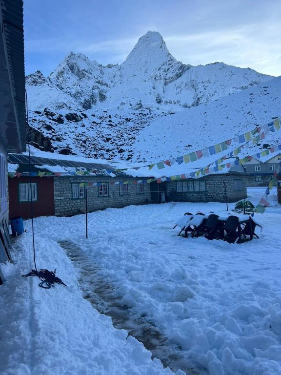 Amadablam Base Camp Lodge v zimě