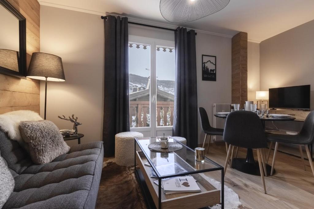 un salon avec un canapé et une table dans l'établissement Le Farniente - Central - Chaleureux, à Megève
