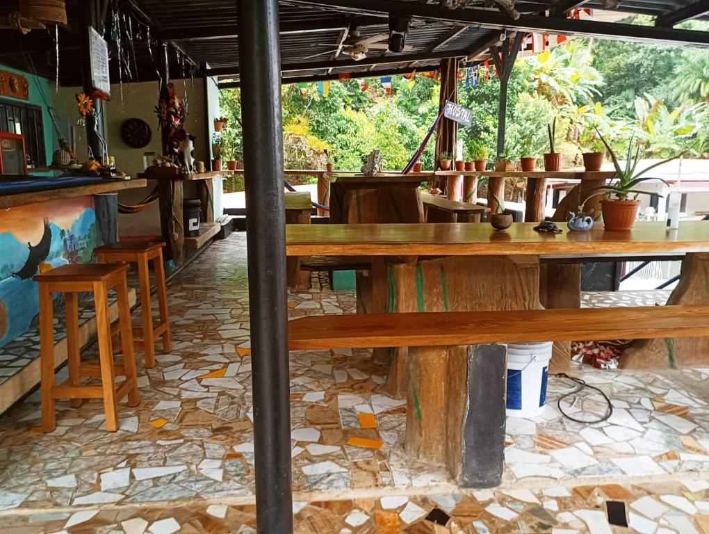 Un restaurante u otro lugar para comer en Hostal Portobelo