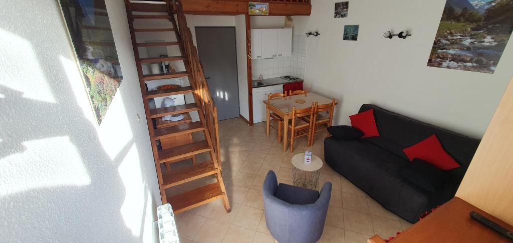 - un petit salon avec une échelle et un canapé dans l'établissement Appartement Sainte Marie de Campan, à Sainte-Marie-de-Campan