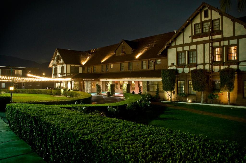 Una casa grande por la noche con luces encendidas. en Glen Tavern Inn, en Santa Paula