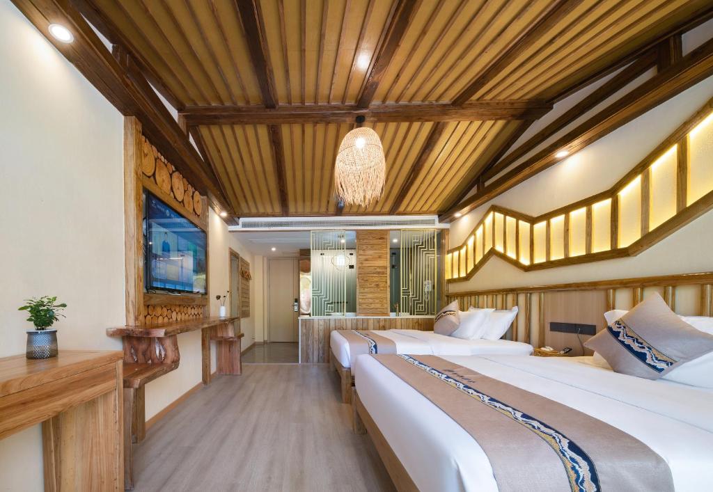 Cama ou camas em um quarto em Fenglin Woodhouse B&B in Wulingyuan District, Zhangjiajie