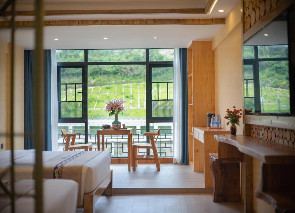Uma área de estar em Fenglin Woodhouse B&B in Wulingyuan District, Zhangjiajie