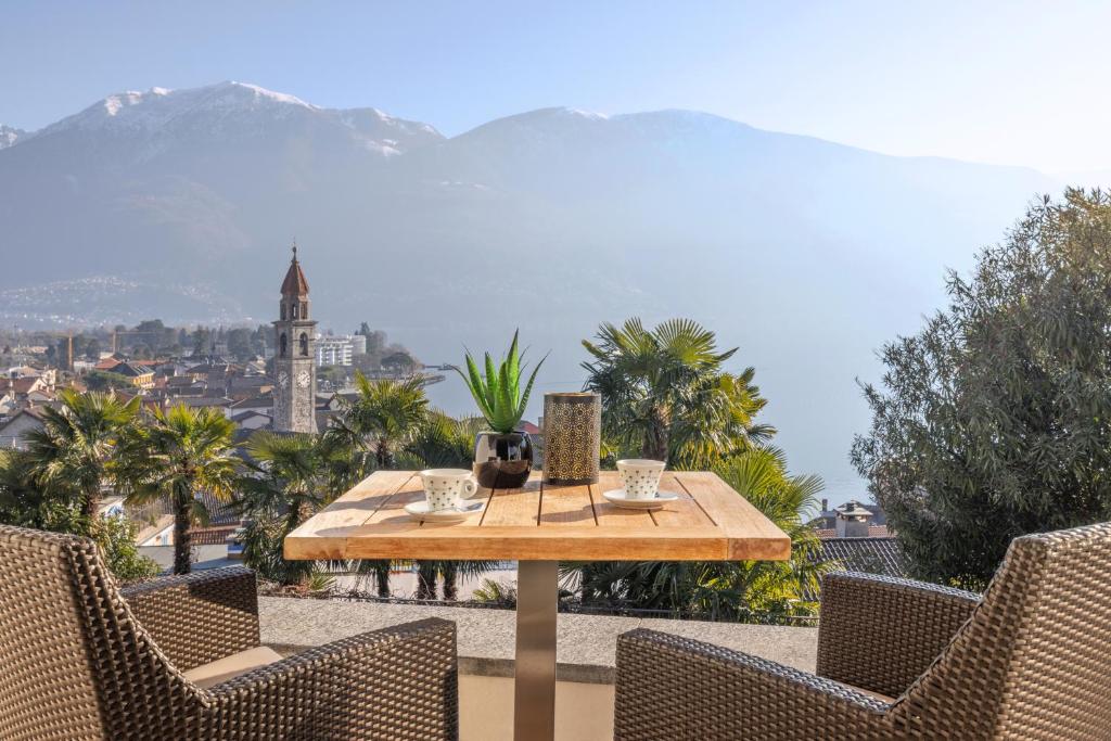 tavolo e sedie con vista sulle montagne di VIEW Appartement including Parking ad Ascona